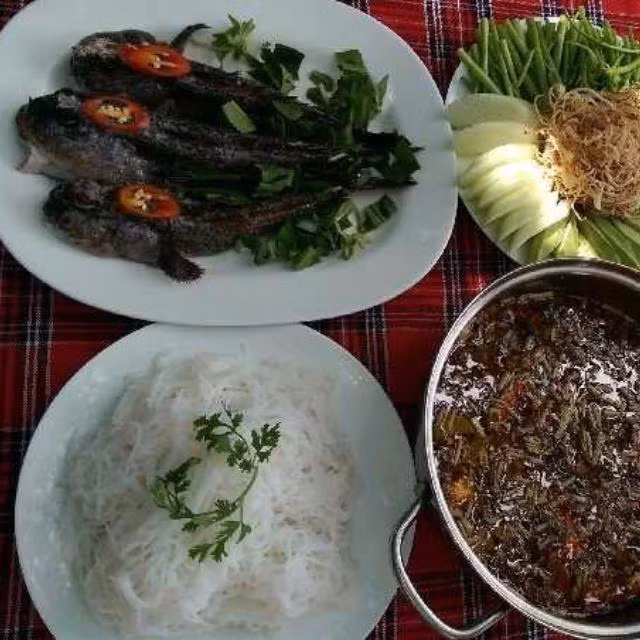 Muốn cho vị chua thơm, ngon phù hợp với mùi cá biển có thể dùng me, xoài sống, trái giác, tầm ruột. Khi ăn cho thêm quế đất, ngò om, ngò gai xắt nhỏ và các loại rau quả như cà chua, đậu bắp, rau muống, sau đó mới từ từ cho cá vào. Ảnh: lozi.vn.