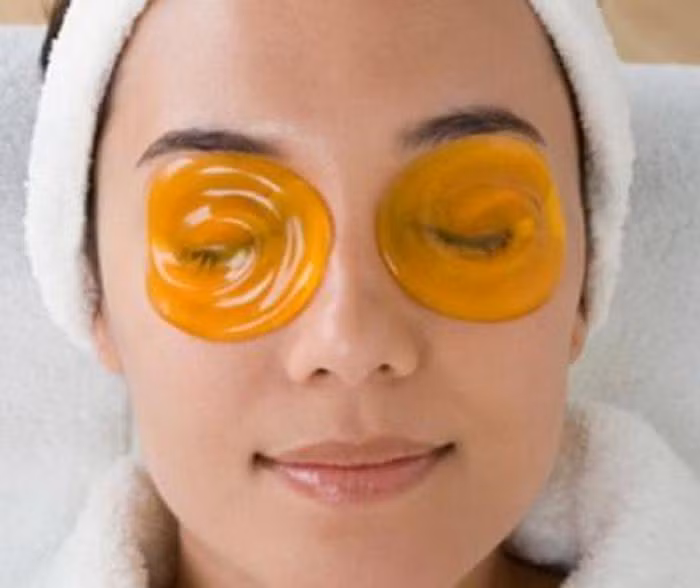 Mặt nạ vùng mắt. Da vùng này rất mỏng và dễ xuất hiện quầng thâm. Vì thế, bạn hãy chọn những loại mặt nạ chứa vitamin A và các chất chống oxy hóa để sản sinh collagen đồng thời cấp ẩm và giảm thiểu tình trạng hình thành nếp nhăn.