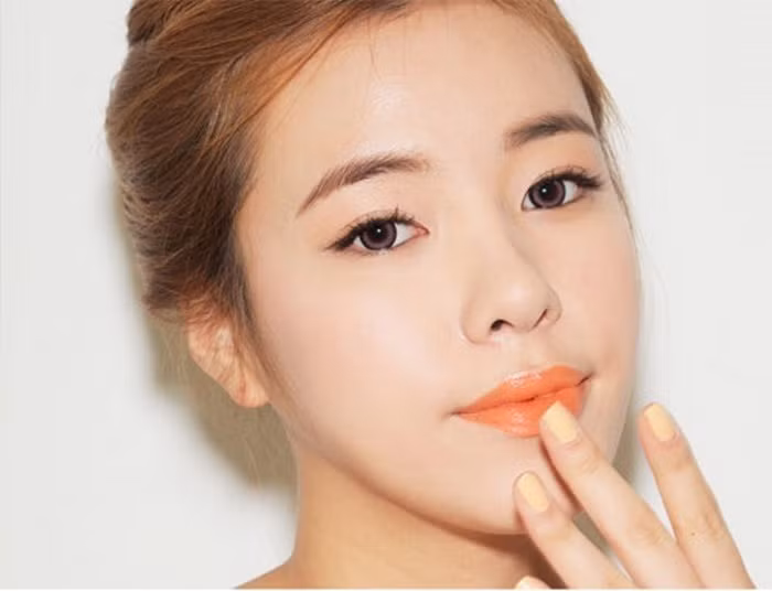 Đợi cho hỗn hợp nguội và khô thì đóng nắp lại. Dùng loại son dưỡng môi màu cam này rất tốt, tiết kiệm và không chứa các thành phần độc hại. Son handmade từ cà rốt sẽ cho ra màu cam rất trẻ trung. Ảnh: 360kpop.