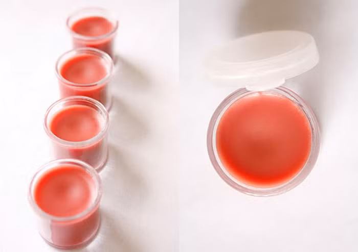 Trộn đều sáp ong, bơ, các loại dầu cho tan chảy đều vào nhau. Lấy hỗn hợp ra thêm nước cà chua, vitamin E, hương vani vào quấy đều. Để hơi nguội và cho vào hũ son. Ảnh: Baosuckhoe.