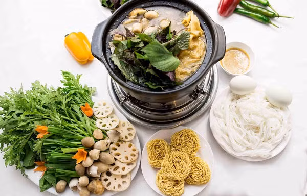 Sơ chế thịt dê sạch, ướp cùng gia vị: hạt nêm, đường, hạt tiêu, ngũ vị hương, đường, tỏi trong 2 tiếng. Khoai môn được cạo vỏ, rửa sạch sau đó cắt thành những miếng nhỏ vừa miệng ăn. Các nguyên liệu khác sơ chế, thái miếng vừa ăn. Phi thơm hành, tỏi, cho thịt dê vào xào thơm và đổ nước cốt dừa vào đun sôi. Ảnh: ngon.online.