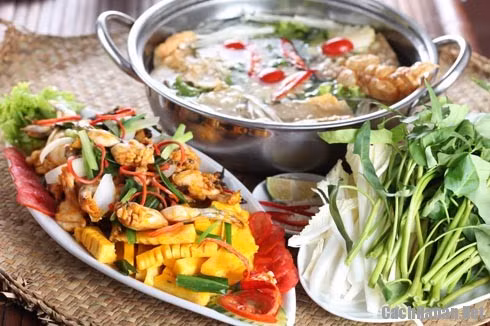 Măng xào lửa vừa, cho thêm hạt nêm và sa tế và đảo cùng. Trút phần ếch đã rán vàng và tỏi phi vào chảo măng, dùng đũa đảo đều cho ếch được ngấm gia vị. Cho thêm ít lá lốt và mùi tàu vào rồi tắt bếp. Nấm hương ngâm nước cho nở, rồi cho vào nồi nước dùng. Đun sôi nước lẩu rồi thả hết phần ếch xào măng vào cùng. Khi ăn thì cho thêm 2 loại chả ếch băm vào rồi gắp ra thưởng thức. Ảnh: cachnauan.net.