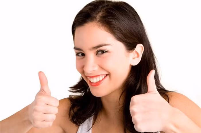 Giữ da sạch và khô thoáng. Thời tiết giao mùa thường có những cơn mưa bay nhẹ. Những hạt mưa này có chứa khá nhiều acid có hại đến da. Nếu bạn không làm sạch da sẽ khiến nó bị tổn thương. Hãy rửa mặt thật sạch sau mỗi lần đi mưa và tẩy trang thật kỹ để giữ cho làn da luôn sạch sẽ và khô thoáng. Ảnh: Alobasy.