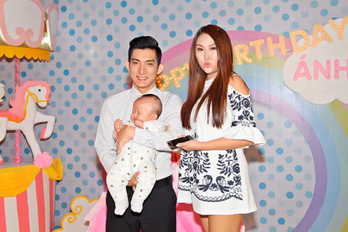 Rồi cô kể anh không bao giờ đi đâu chơi mà đi một mình bởi vì "vợ chồng tôi có quy định ngầm đi đâu cũng phải có đôi. Nếu anh đi nhậu thì cũng chọn quán ở gần nhà, mở facetime nói chuyện với vợ". Ảnh: Cafef.