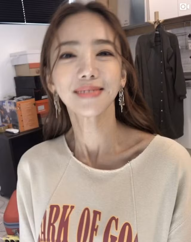 Vậy là, cô quyết ăn kiêng với chỉ 3 thìa cơm mỗi ngày. Kết quả giờ đây cô đã sở hữu một thân hình mình dây như mình mong muốn.