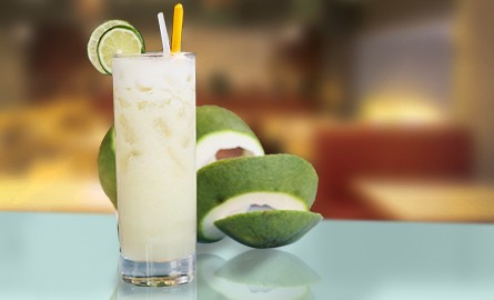 Nước ép bưởi. Đã từ lâu, các nhà nghiên cứu đã chứng minh nước ép bưởi có thể làm giảm khả năng tổn thương ung thư ruột kết. Bưởi cũng chứa chất monoterpene có khả năng quét sạch các chất gây ung thư. Mỗi ngày hãy uống một cốc nước ép bưởi bạn nhé. Ảnh: Happytree. (Thông tin trong bài viết chỉ mang tính chất tham khảo. Trước khi sử dụng bài thuốc, bạn vui lòng hỏi ý kiến bác sĩ).