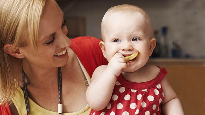 Bim bim là loại thực phẩm bé nào cũng mê thích. Tuy nhiên, có nhiều nghiên cứu cho rằng, cha mẹ nên hạn chế đồ ăn vặt hấp dẫn này bởi thực phẩm chế biến sẵn không hề tốt cho sức khỏe. Với cách làm bim bim từ củ quả sau đây, mẹ sẽ an tâm rằng con bạn có một món ăn vặt bổ dưỡng và không hề tác động xấu đến sức khỏe. Ảnh: Meyeucon.