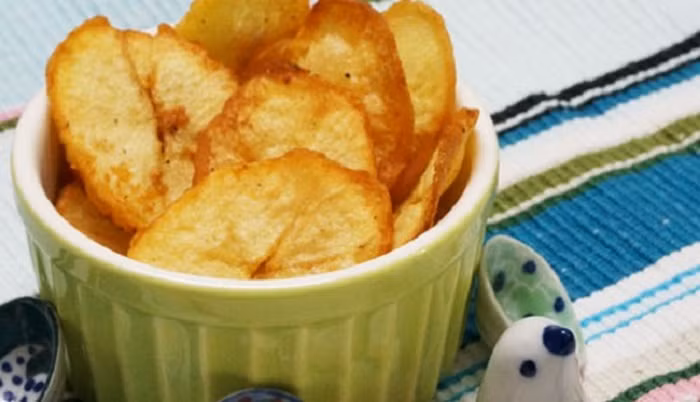 Đem sấy khô chuối trong lò nướng ở nhiệt độ 170 độ C trong 10 phút. Lấy chuối ra để nguội, bảo quản trong hộp kín là chuối giòn ngon. Ảnh: Tinybook.