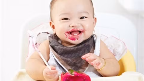 7. Vừa ăn vừa đánh son. Ảnh: Phunulife.vn.