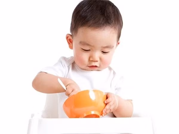 2. Bé phải cố gắng vét cho sạch mới thôi. Ảnh: gheanthongminh.blogspot.com.