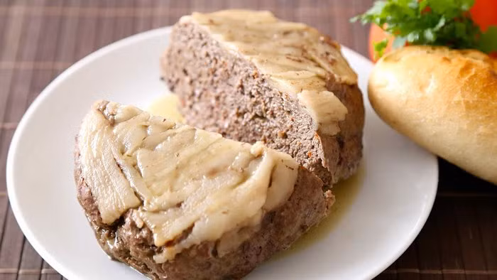 Cho ruột bánh mì đã ngâm mềm với sữa vào, đảo đều, khi gan và thịt chín nêm nếm thêm bột gia vị cho vừa miệng. Cho hỗn hợp trên vào nồi cơm điện bật nút nấu bình thường, khi nồi cơm điện nhảy nút để như thế thêm 5 phút và lấy ra xay nhuyễn là được. Ảnh: Youtube.