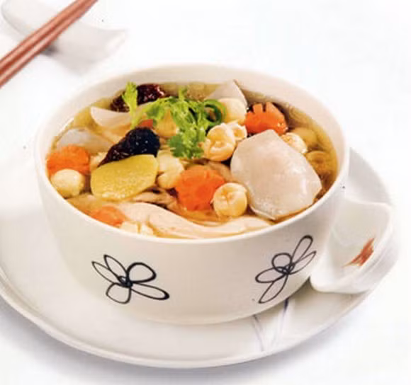 6. Bổ khí huyết, tốt cho tim: 30g đường phèn, 50g hạt sen, 10g nhân sâm, 100g gạo nếp loại ngon. Cách làm: Hạt sen bỏ tâm, rồi cùng các nguyên liệu trên cho vào nồi đem nấu cháo. Khi cháo gần chín thì cho đường phèn vào, khuấy đều. 10 ngày là một liệu trình. Ảnh: VuonSam.vn.