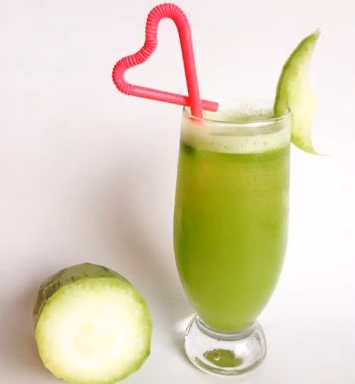 1. Hỗ trợ, kích thích tiêu hóa: Quả bầu gọt bỏ vỏ, rửa sạch, dùng khoảng 50g cùng một ít đường phèn cho vào nồi với 3 chén nước (750ml) nấu còn lại 1 chén, gạn bỏ bã, lấy nước dùng. Món ăn bài thuốc này có công dụng kích thích tiêu hóa, giúp ăn uống ngon miệng hơn. Ảnh: yeutre.vn.