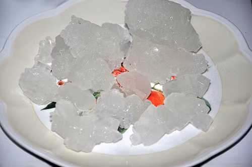 Trong dân gian, đường phèn thường được biết nhiều trong việc dùng làm bài thuốc trị ho. Có một số cách dùng đường phèn phối hợp với các thực phẩm khác để chữa bệnh rất hiệu quả. Bạn có thể tự tay chế biến những món ăn bài thuốc từ đường phèn chữa bệnh sau đây. Ảnh: suckhoedoisong.vn.