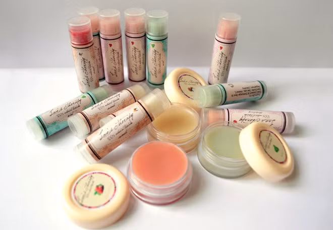 Mỹ phẩm handmade không chất bảo thì hạn dùng nhiều nhất là 3 tuần. Rất nhiều sản phẩm như son, sữa rửa mặt handmade sau một thời gian sử dụng thấy nổi váng vàng hoặc gẫy gập. Nếu không biết cách bảo quản nó sẽ ảnh hưởng tới sức khỏe của chúng ta rất nhiều. Dưới đây là tất cả những cách bảo quản cho bạn gái. Ảnh: Zing.vn.