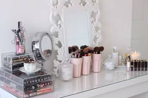 7. Nơi tốt nhất để bảo quản mỹ phẩm và các dụng cụ trang điểm là phòng ngủ của bạn. Phòng ngủ sẽ là nơi có ánh sáng và nhiệt độ tốt nhất để bảo quản mỹ phẩm và dụng cụ trang điểm. Ảnh: muareonline.com.