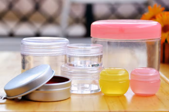 1. Vệ sinh dụng cụ đựng mỹ phẩm tự chế thật sạch, khô ráo, không để cho vi khuẩn có cơ hội xâm nhập vào mỹ phẩm. Ảnh: Quantri.vn.