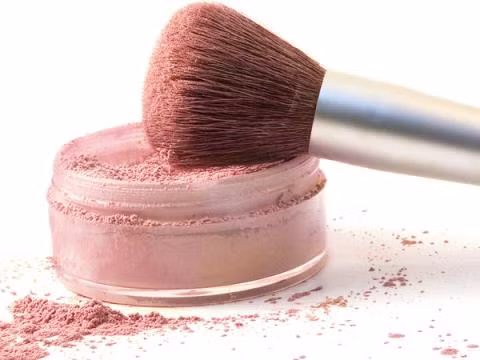 3. Phấn mắt và các mỹ phẩm dạng bột: Dùng một miếng bông tẩy trang lau sơ qua một lần để hết lớp bột cặn, sau đó dùng cồn y tế thấm lên bông tẩy trang, lau một lần nữa quanh miệng nắp, gương. Mở ra để nơi thoáng mát và tránh ánh nắng mặt trời trực tiếp khoảng 5 phút rồi đóng nắp lại cất đi. Ảnh: thethaovanhoa.vn.