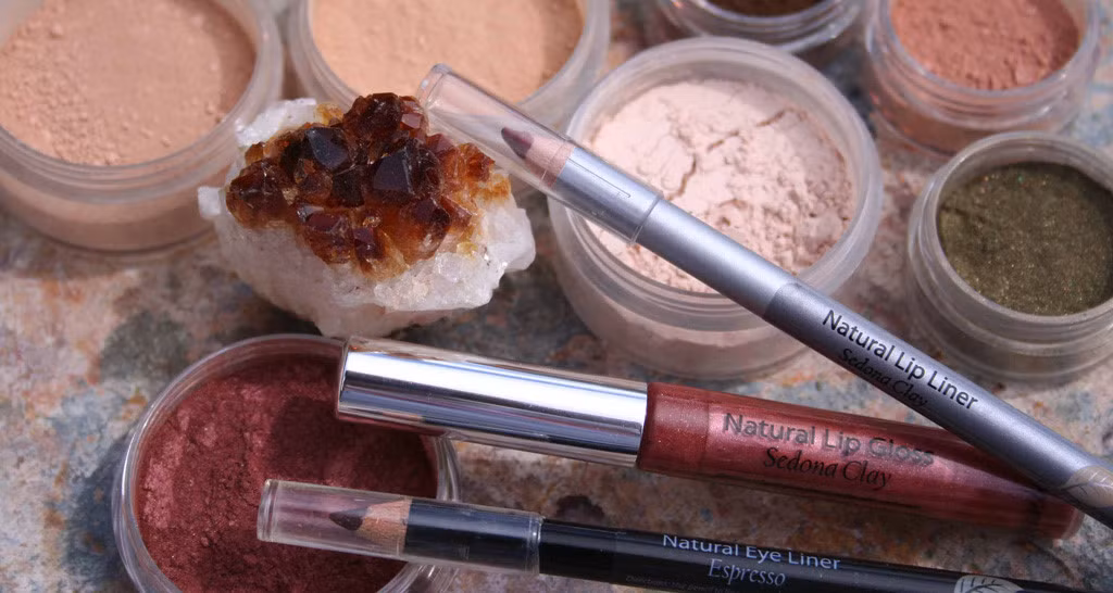 6. Những loại mỹ phẩm đã hết hạn sử dụng dùng thì bạn nên bỏ đi vì lúc này các chất có trong mỹ phẩm sẽ biến đổi theo chiều hướng xấu, gây ảnh hưởng tiêu cực đến làn da của bạn hay không còn có tác dụng nữa. Ảnh: thanhnien.vn.