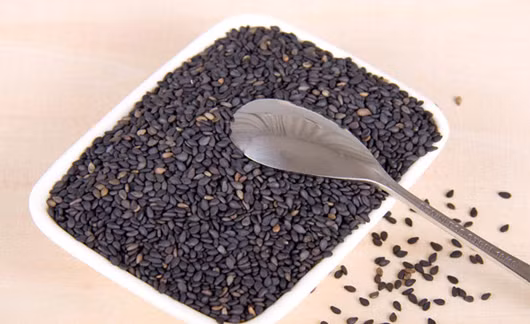 2. Vừng đen. Chữa viêm đại tràng mãn tính: Vừng đen 40g rang bốc mùi thơm và 1 bát mật mía, mỗi lần uống 1 thìa canh vừng trộn lẫn với 1/3 thìa canh mật, uống ngày 2 lần, uống liên tục trong một tháng. Ảnh: Báo phụ nữ.