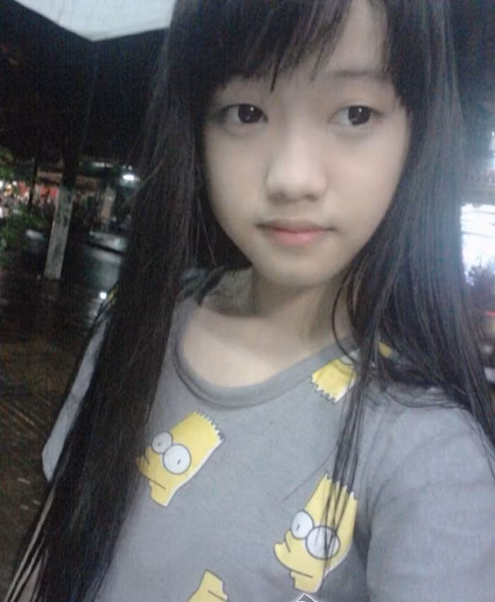 Khi chưa thẩm mỹ, Thúy Vi có khuôn mặt non nớt, chỉ tạm dừng ở mức dễ thương chứ chưa có nét. Hơn nữa, cô còn sở hữu chiếc mũi tẹt và đôi mắt một mí. Ảnh: Newsvn.