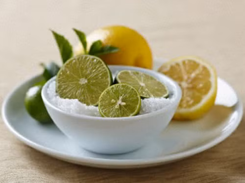 1. Nước chanh và bột nở. Muốn dưỡng móng đầu tiên cần phải làm sạch móng. Nước chanh và bột nở chính là dung dịch có tác dụng tẩy móng đen và ố vàng hiệu quả. Trộn đều một thìa canh nước chanh với một thìa bột nở, cần 1 miếng bông hoặc vải cotton để chà lên những vùng bị ố, sau đó rửa sạch lại tay và lau khô. Ảnh: Soha.vn.