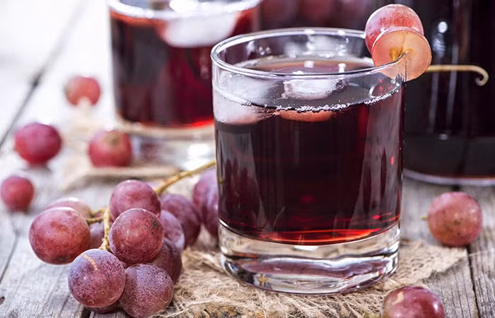 8. Nước ép nho chua. Tác dụng: Giúp móng sáng bóng, khỏe đẹp. Đối với phương pháp này, bạn nên dùng những quả mọng chà móng tay và vùng da xung quanh móng. Ảnh: trinamda.net.