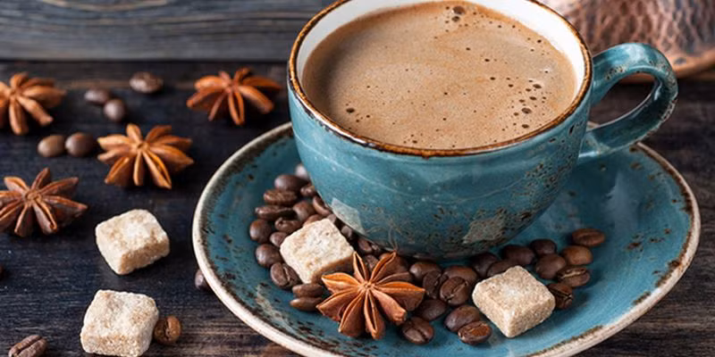 6. Cà phê và hạt tiêu đỏ. Tác dụng: Giúp tăng trưởng móng. Trộn nửa muỗng cà phê hạt tiêu đỏ, 10 giọt nước sôi và một thìa cà phê kem sau đó thoa trên móng tay. Chờ 15-20 phút và rửa móng tay lại bằng nước. Thực hiện 1 lần/tháng. Ảnh: telegraf.com.ua.