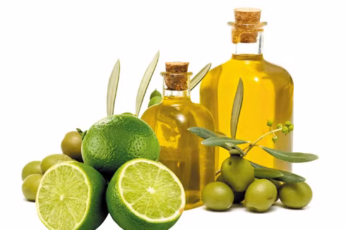 Nếu muốn móng mọc nhanh hơn, bạn có thể kết hợp cả nước chanh và dầu oliu với tỷ lệ 10:2 và bôi lên móng hằng ngày. Ngoài oliu, bạn cũng có thể thay bằng các loại dầu tự nhiên khác như dầu dừa, dầu hạnh nhân...