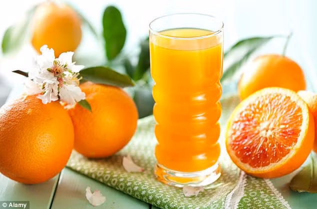 9. Nước cam. Tác dụng: Giúp móng nhanh dài và khỏe mạnh. Ngâm móng tay trong nước cam ép 10 phút rồi rửa sạch bằng nước ấm. Thực hiện 2 lần/tuần. Ảnh: Zing.vn.