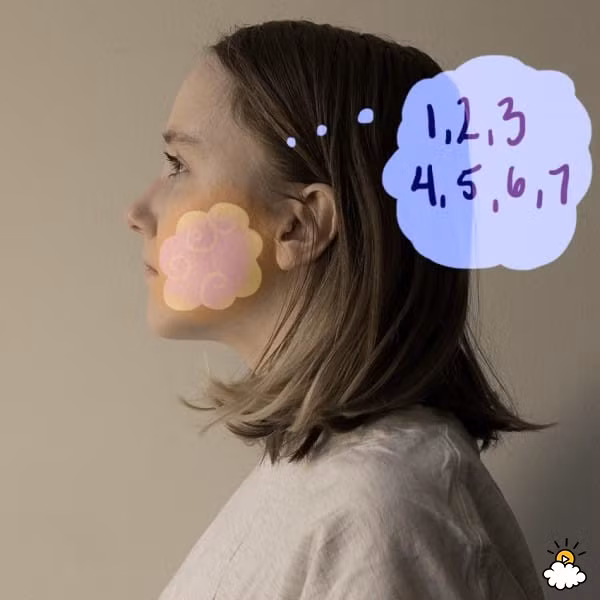 Bước 4. Sau 4 nhịp thở, bạn tạm nghỉ và giữ hơi thở của bạn khoảng 7 giây. (Nếu bạn không thể ngưng thở được 7 giây có thể giảm xuống 4 giây). Lúc này dây thần kinh phế vị sẽ được kích thích, gửi thông điệp tới não làm dịu cơ thể. Nó cũng cho phép oxy đi vào máu nhiều hơn. Chú ý không nên ngưng thở lâu hơn 7 giây vì cơ thể bạn bắt đầu hoảng sợ và lấy không khí gấp gáp làm cho oxy không kịp đi vào máu.