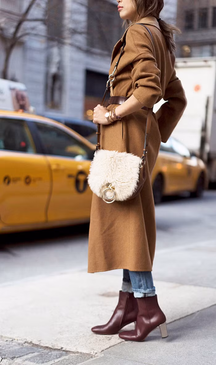 Chỉ cần mặc một chiếc áo khoác dài, thắt đai lưng chỉnh tề là đã đủ khiến bạn trở thành tâm điểm đám đông rồi. Hãy nhớ chọn một đôi boot mới phù hợp với trang phục kiểu này.