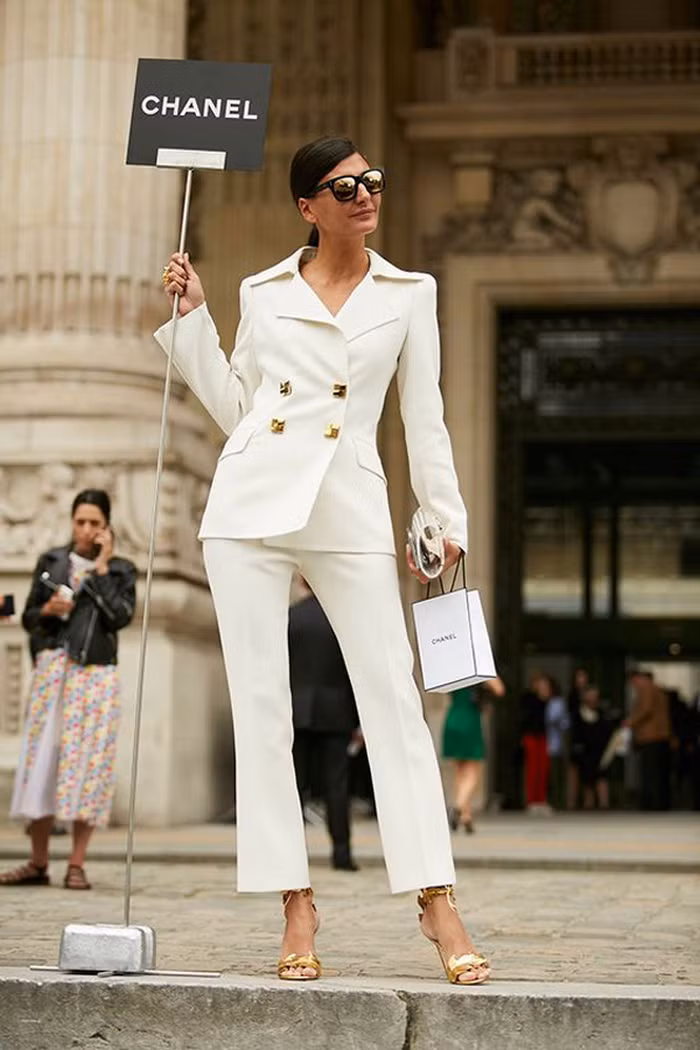 2. Mặc cả cây trắng. Đồ trắng kén chọn người mặc nhưng nếu bạn biết cách mix trang phục thì sẽ mang lại hiệu quả bất ngờ. Nếu bạn diện cả cây trắng thì bạn sẽ trở thành một fashionista thứ thiệt.