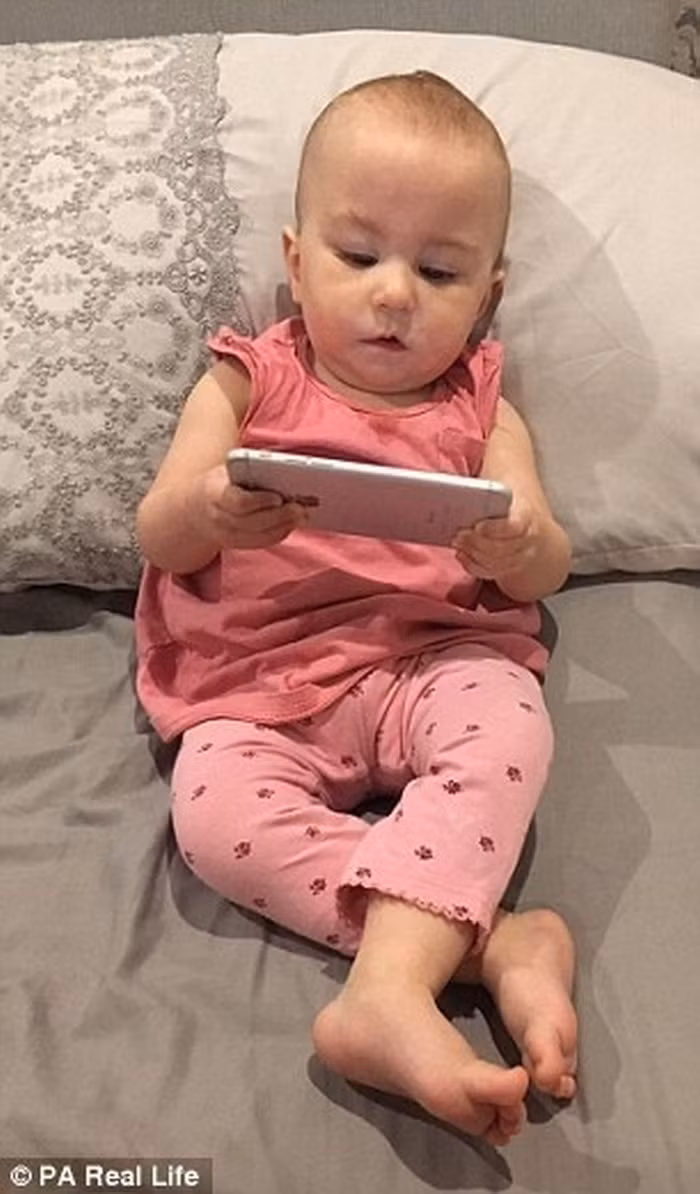 Bác sỹ thông báo với gia đình, bé bị tổn thương não nghiêm trọng do thiếu oxy và khả năng cao con không thể sống được. Bệnh viện địa phương chuyển Poppy tới bệnh viện tuyến trên.