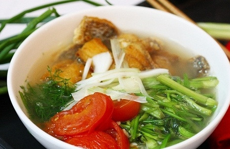 5. Canh cá trôi nấu rau cần: Cá trôi, cà chua, dứa, rau cần, thì là, gừng, ớt, gia vị vừa đủ nấu ăn. Công dụng: Kiện tỳ tiêu đàm, lợi thấp, trị tỳ thận hư sinh đàm thấp, đau đầu, chóng mặt, tăng huyết áp. Ảnh: 7monngonmoingay.info.