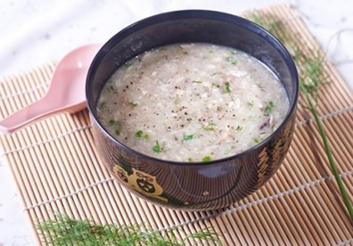 3. Cháo cá trôi: Cá trôi, gạo mới, đậu xanh, hành, mùi tàu, mắm muối. Cá luộc lấy thịt chao mỡ hành cho chín thơm, cháo nhín nhừ, cho cá, rau thơm vào sau, ăn nóng. Công dụng: Bổ hư, kiện tỳ hóa thấp, tiêu phù, trị chứng tỳ hư ăn kém, mệt mỏi, phù tay chân, suy nhược. Ảnh: Phunutoday.com.