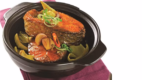 10. Cá trôi om dưa: Cá trôi, dưa cải chua, hành lá, cà chua, thì là, gia vị vừa đủ ăn. Công dụng: Kiện tỳ, thanh nhiệt, tiêu viêm, trị các chứng viêm xoang mũi họng mạn, mệt mỏi ăn kém. Ảnh: Nau.vn.