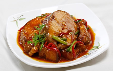 1. Cá trôi kho nghệ: Cá trôi, nghệ, mía, hành tím, đường, tiêu, gia vị vừa đủ kho ăn. Công dụng: Ôn bổ tỳ vị, dưỡng khí huyết, chữa đau dạ dày thể tỳ vị hư hàn, tay chân lạnh. Ảnh: amthuc365.vn.