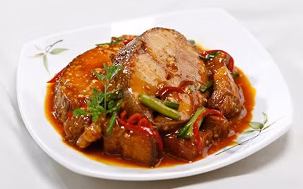 1. Cá trôi kho nghệ: Cá trôi, nghệ, mía, hành tím, đường, tiêu, gia vị vừa đủ kho ăn. Công dụng: Ôn bổ tỳ vị, dưỡng khí huyết, chữa đau dạ dày thể tỳ vị hư hàn, tay chân lạnh. Ảnh: amthuc365.vn.