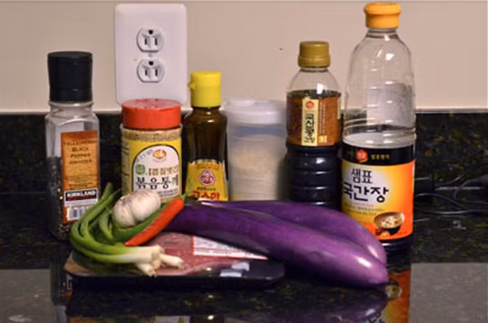 4. Thịt bò xào cà tím. Nguyên liệu gồm thịt bò, cà tím, ớt, hành lá, tía tô, gừng, tỏi. Thịt bò thái lát và ướp cùng một thìa cà phê dầu, hạt tiêu ướp khoảng 30 phút. Cà tím rửa sạch, bổ làm tư và ngâm vào nước muối loãng 10 phút để cà không bị thâm. Ảnh: Ngonhetsay.