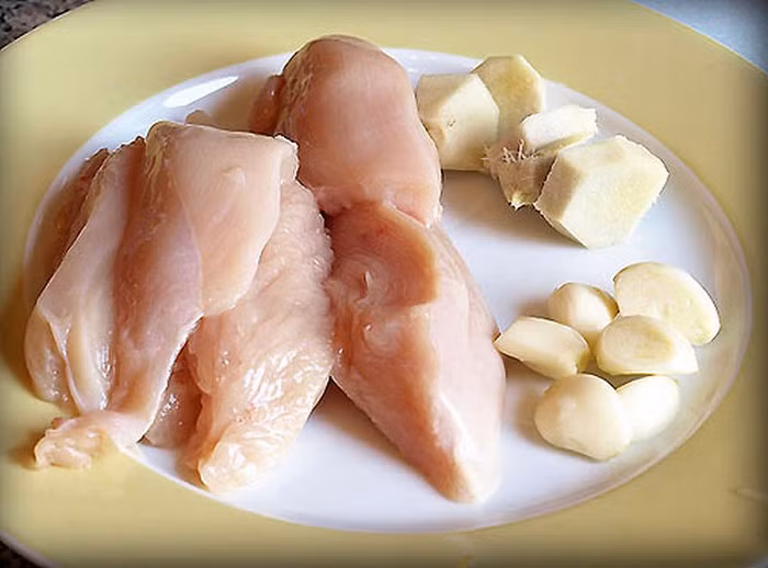 Trái mỏ quạ xào thịt vịt. Nguyên liệu gồm trái mỏ qua, thịt ức vịt, hành lá, hành củ, gừng, tiêu. Đầu tiên thịt vịt rửa sạch lọc bỏ xương và thái miếng mỏng. Quả mỏ quạ rửa sạch thái lát dày, gừng gọt vỏ băm nhuyễn, hành băm nhỏ. Ảnh: Thucphamsachnghean. 