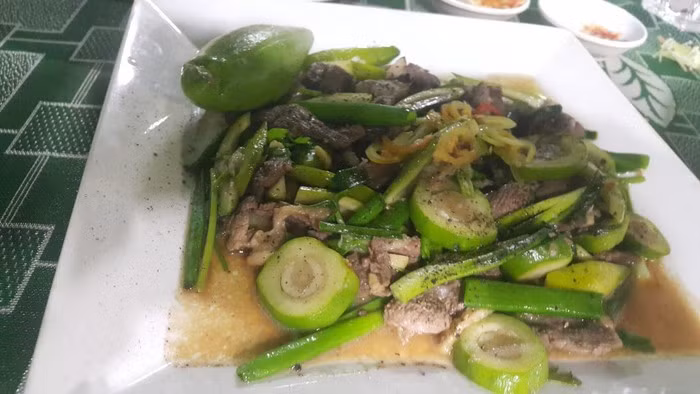 Bắc chảo dầu lên bếp và phi hành, gừng thơm sau đó cho thịt vịt vào đảo, nêm gia vị vào thịt vịt đun nhỏ lửa cho đến khi thấy thịt vịt chín đều mới cho quả mỏ quạ vào xào. Nêm lại gia vị và cho thêm hành lá cắt khúc vào. Ảnh: Tiepthithegioi.