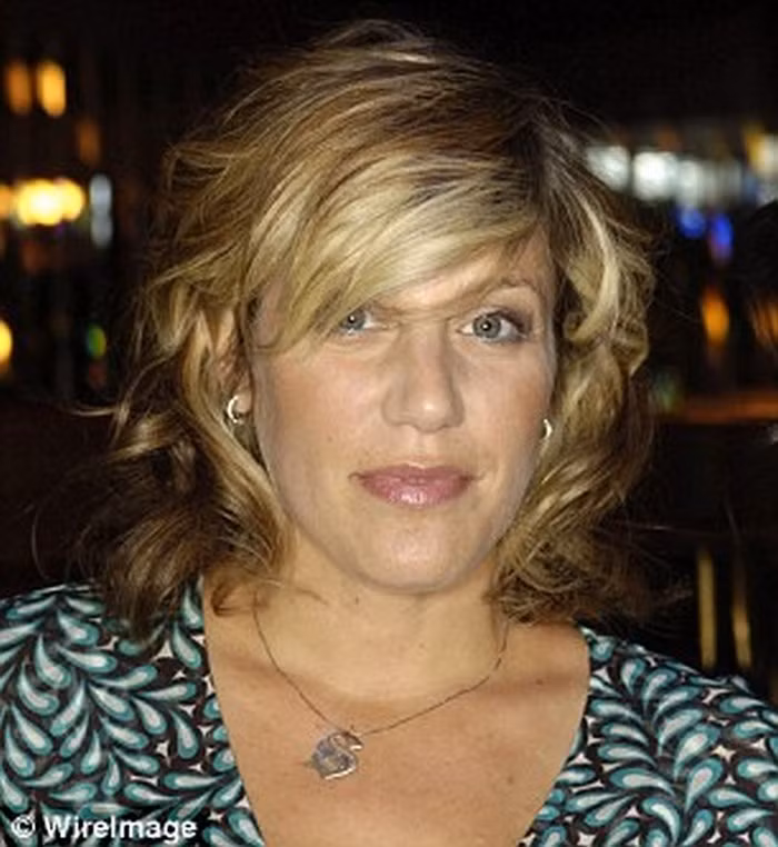 Đồng sáng lập hãng mỹ phẩm Beauty Mart Millie Kendall. Hầu hết mọi người thường tắm rửa, vệ sinh cá nhân xong xuôi rồi mới đi tắm nhưng cô thì làm ngược lại. Cô thường thoa kem lót, kem nền trước rồi mới đi tắm. Sau khi tắm xong, cô lại làm các bước còn lại. Sự kết hợp của hơi nóng và hơi nước làm cho lớp trang điểm được nhẹ nhàng và tự nhiên hơn.