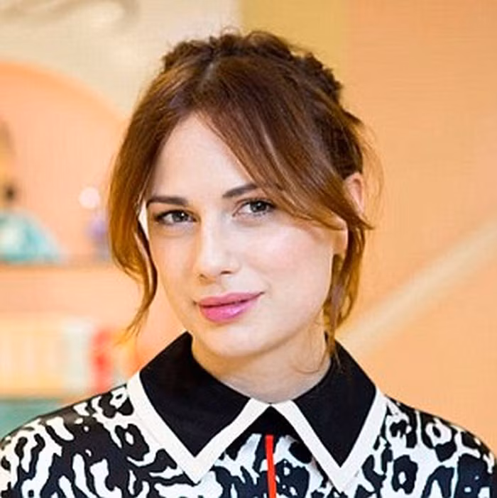 Giám đốc sắc đẹp Elle sophie Beresiner. Luôn được khen là người phụ nữ trẻ hơn tuổi, cô Elle có bí quyết trang điểm độc đáo là dùng son môi màu nâu để đánh viền mí mắt. Cô cho biết, nó khá dễ dàng và mang lại ánh nhìn tươi trẻ hơn.