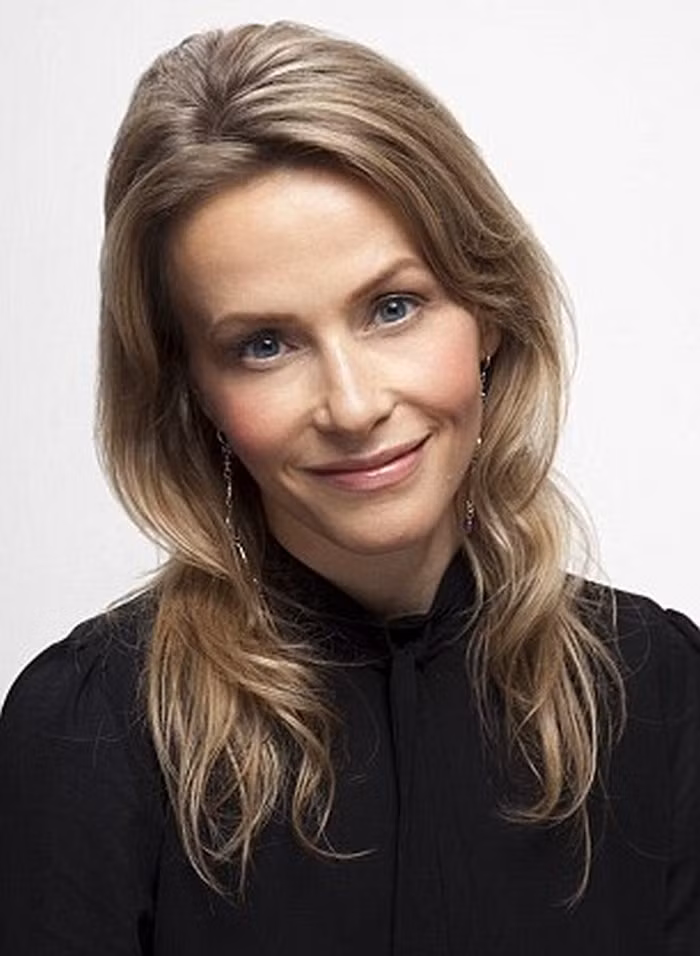 Giám đốc hãng mỹ phẩm Inge Van Lotringe. Bà cho rằng sử dụng phấn phủ dạng bột sẽ đẹp hơn phấn dạng nén. Ngoài tác dụng phủ tốt nó sẽ giúp bạn thay thế dầu gội đầu khô, đề phòng khi thời tiết nóng bức. Không những thế, phấn phủ dạng bột còn có công dụng làm dày mi. Phủ phấn lên mi rồi chuốt mascara sẽ giúp mi bạn trông dài, dày hẳn lên.