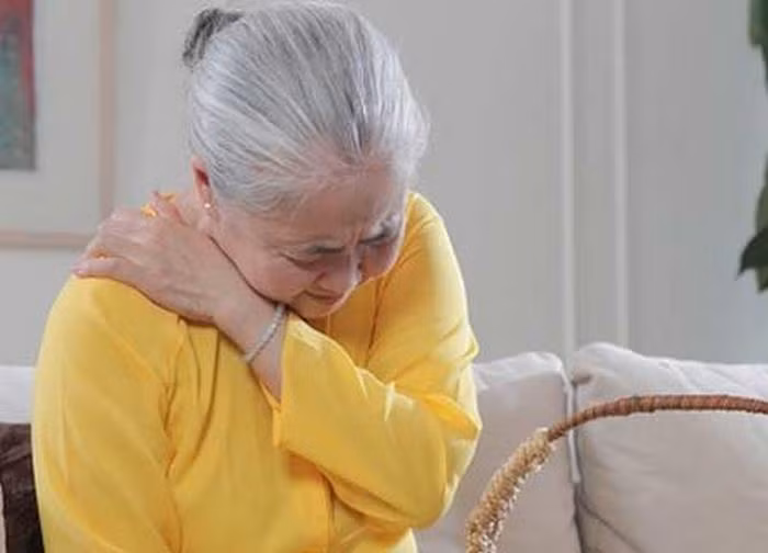 Chữa bệnh xương khớp. Dùng bột gỗ sưa hòa với dấm, sau đó đắp vào chỗ khớp bị sưng, cứ 10 ngày một liệu trình, khoảng 3 liệu trình xương khớp sẽ gần như hết đau nhức. Ảnh: Thoaihoacotsong. (Thông tin trong bài viết chỉ mang tính chất tham khảo. Trước khi sử dụng bài thuốc, bạn vui lòng hỏi ý kiến bác sĩ).