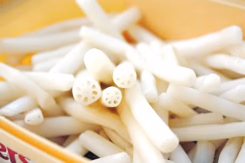 Bột vừng ngó sen. Nguyên liệu: Vừng đen, ngó sen, gạo tẻ, củ mài. Tất cả đem sấy khô, sao vàng, tán mịn, trộn đều, cho vào lọ nút kín dùng dần. Ngày dùng 2 - 3 lần, mỗi lần 30g, hòa với nước sôi, trộn thêm chút đường cho đủ ngọt. Ảnh: Ngoisao.vn.