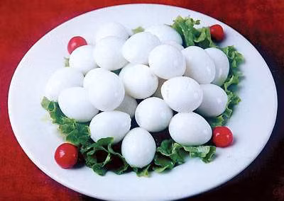 Trứng chim cút luộc với hà thủ ô và sinh địa. Cho tất cả vào đun kỹ, uống nước cốt và ăn thịt chim cút, ăn thường xuyên. Ảnh: Zing.vn.