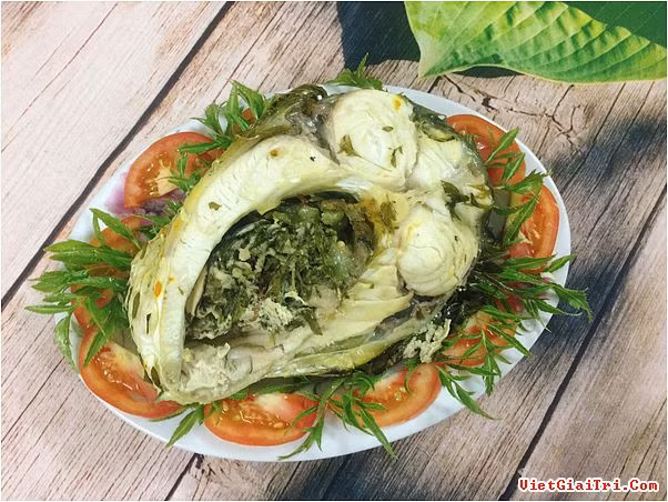 Tất cả cho vào nồi hấp chín. Chắt lấy nước cốt từ đĩa cá, bỏ gừng và rắc hồ tiêu lên trên. Trộn nước cốt với xì dầu trong bát con, thêm chút dầu lạc vào đun sôi, rồi tưới lên thân cá là được. Ảnh: vietgiaitri.com.