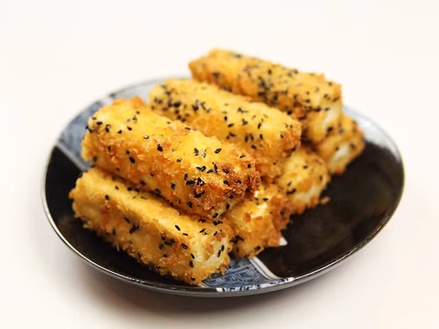 Cá rán tẩm vừng đen. Nguyên liệu: Cá nạc, vừng đen, trứng gà, bột mì, hành, gừng, rượu, dầu lạc, dầu vừng. Cá bỏ da, thái miếng nhỏ. Vừng đãi sạch để khô nước. Tất cả các nguyên liệu còn lại trộn đều với rượu rồi cho cá vào ướp 30 phút. Bao một lớp bột mì mỏng, tưới nước trứng đã trộn đều lên trên, rắc vừng lên hai mặt cá. Đổ dầu lạc vào, cho cá vào rán nhỏ lửa tới khi chín.